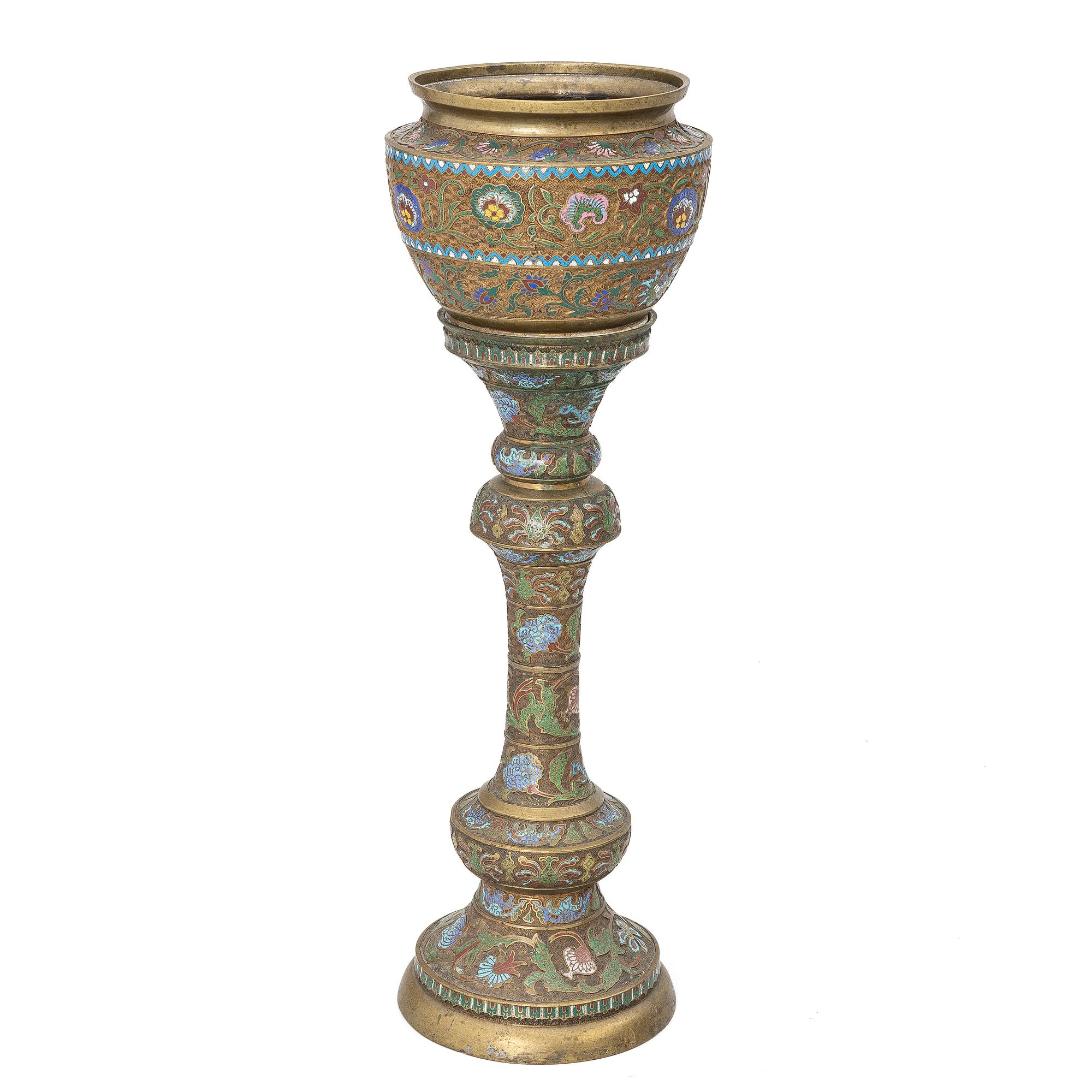 Ytterfoder med piedestal, cloisonné på mässing, Kina, omkring 1900.