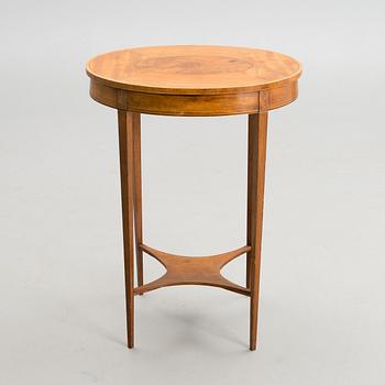 SYBORD, ovalt, empire 1800-talets början, fanerad med lön och intarsia.
