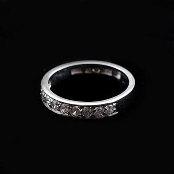 RING, alliansring, 18k vitguld med briljantslipade diamanter tot ca0,40ct. Vikt 3,8g.