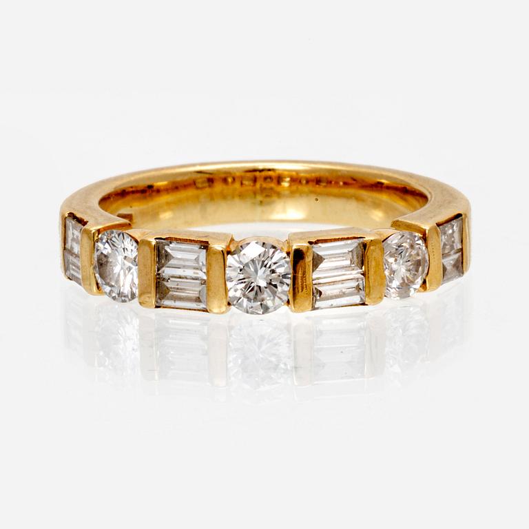 Ring 18K guld med diamanter runda briljantslipade samt baguetteslipade.