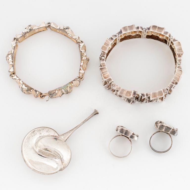 MATTI J HYVÄRINEN, 5 pieces silver, 2 bracelets, pendant, 2 rings.