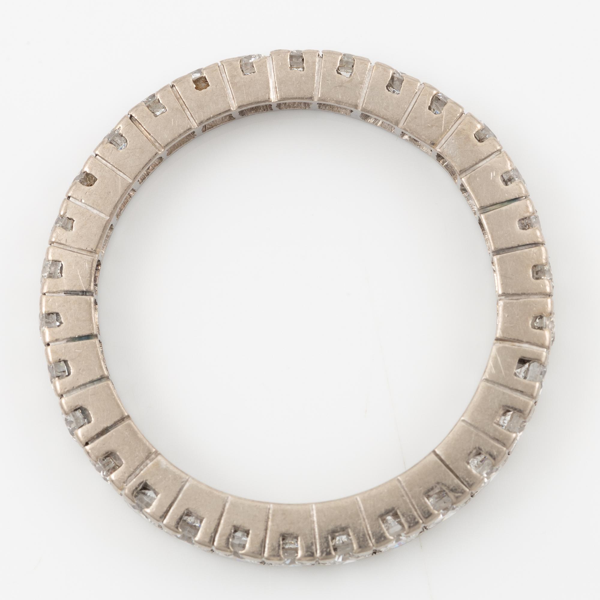 Alliansring, helallians, 18K vitguld med briljantslipade diamanter.