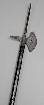 HILLEBARD, trä och järn. 1700/1800-tal.