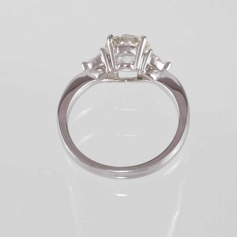 RING, 18K vitguld med 2 triangelslipade diamanter ca 0.22 ct samt en briljantslipad diamant ca 1.50 ct. Vikt 4,4 gram.