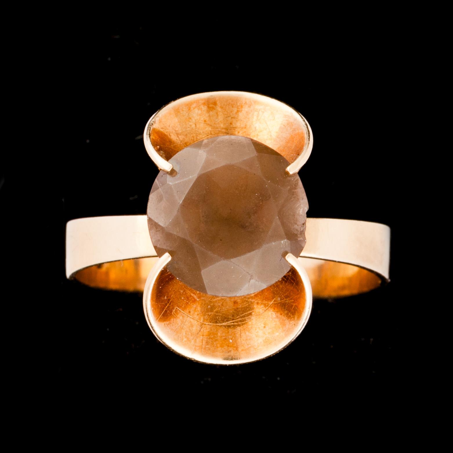 RING, guld 14K, fasettslipad rökkvarts, Elis Kauppi, Kupittaan Kulta, Åbo 1960. Vikt 4 g.