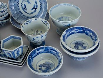 PARTI PORSLIN, ca 30 delar. Japan, 1900-talets första hälft.