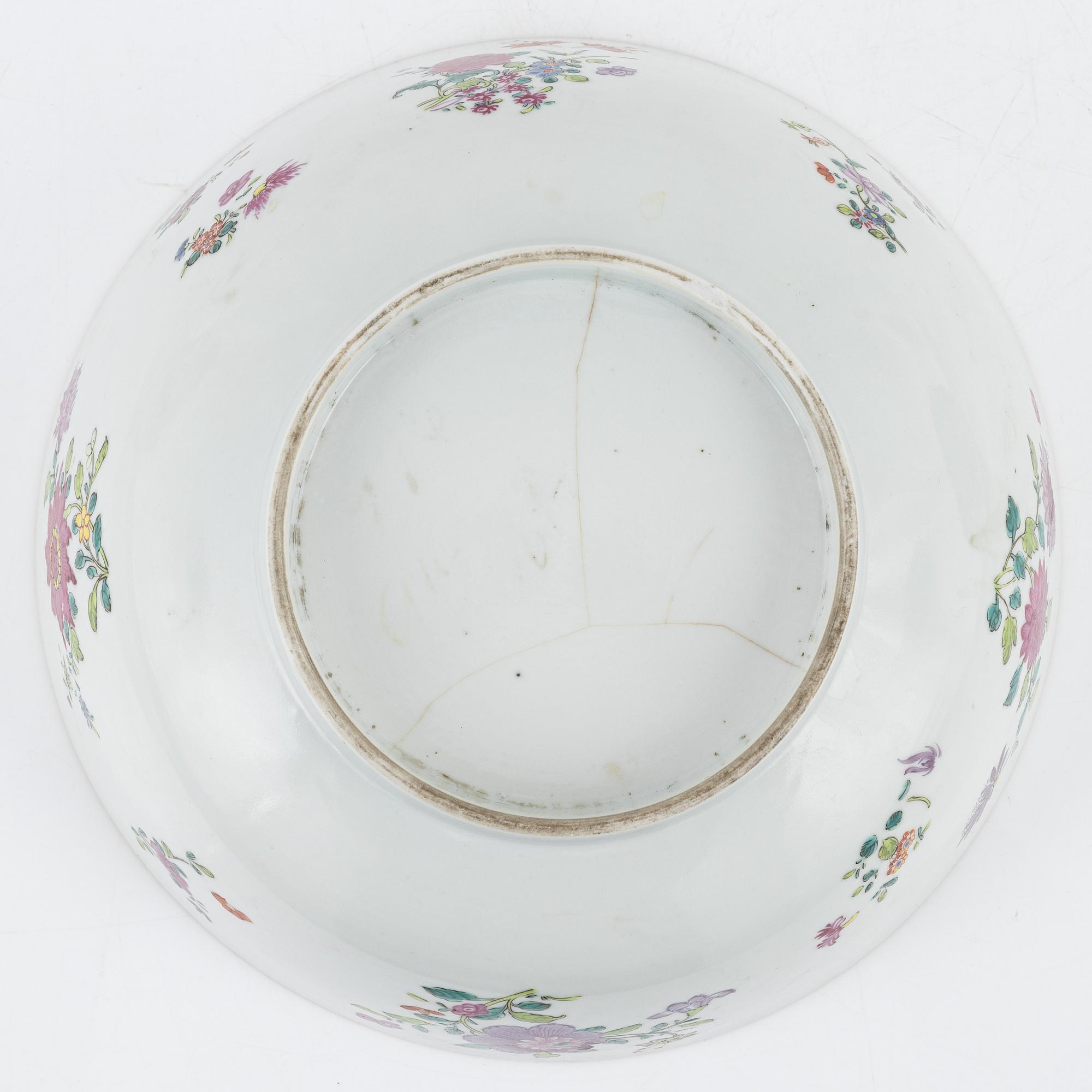 A famille rose punch bowl and two plates, Qing dynasty, Qianlong (1736-95).