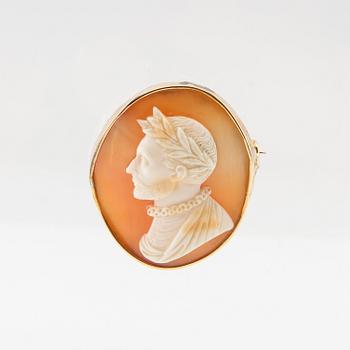 Johan Fredrik Axel Bergström, brooch 18K gold with carved shell cameo, Stockholm circa 1900.