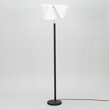 Alvar Aalto, lattiavalaisin, malli A809, Valaisinpaja, Artek, 1900-luvun loppu.