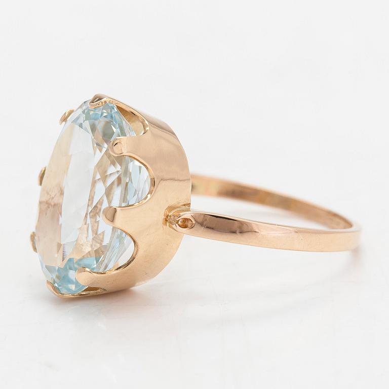A 14K gold ring, with an oval topaz. Finnish hallmarks.