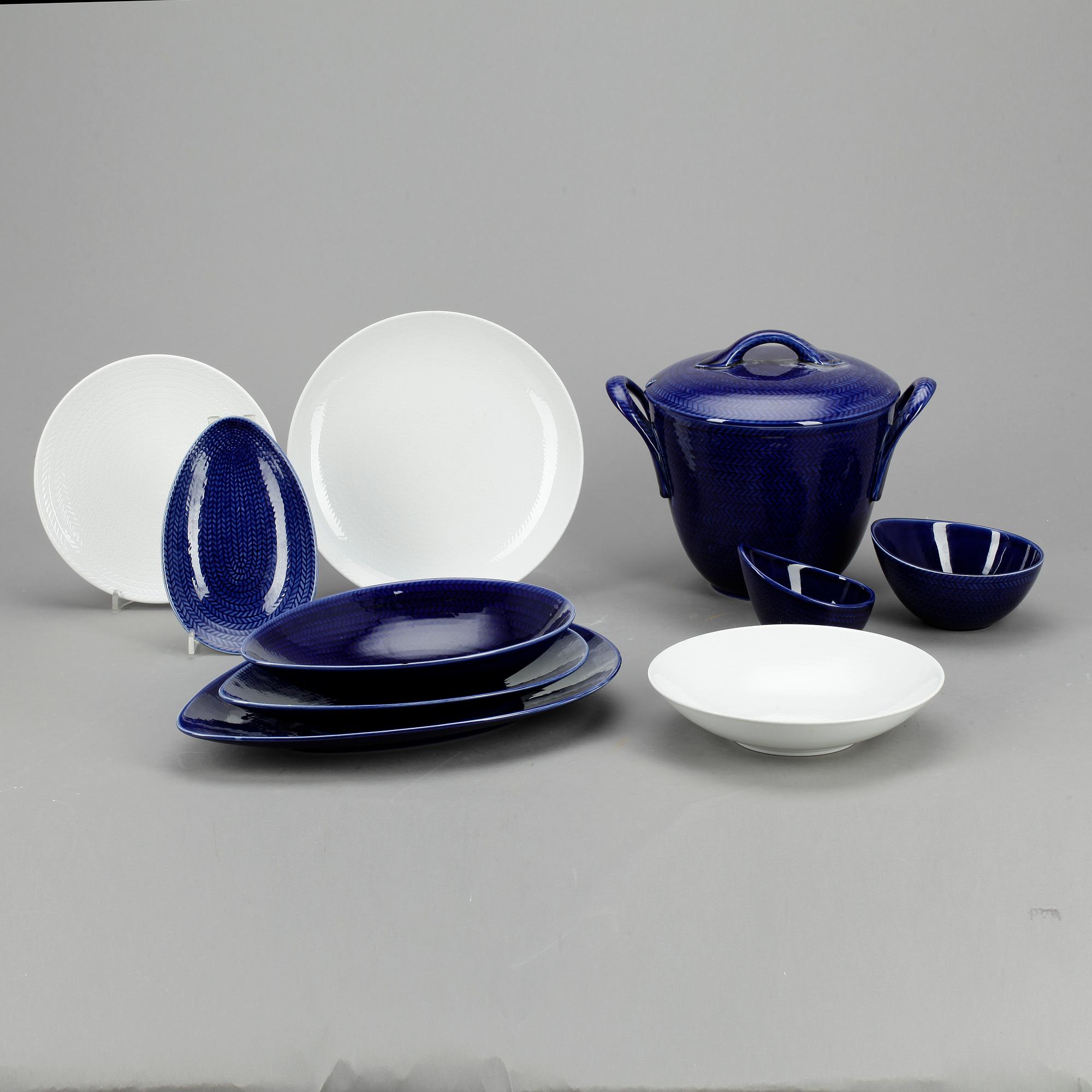 SERVISDELAR, 23 st, porslin, "Blå eld", Hertha Bengtsson, Rörstrand.