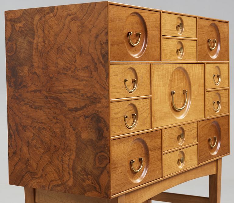 JOSEF FRANK, skåp, Firma Svenskt Tenn, 1965, modell 2237.