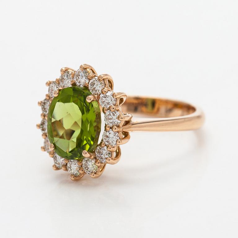 Ring, faceted peridot, diamonds, 18K gold.