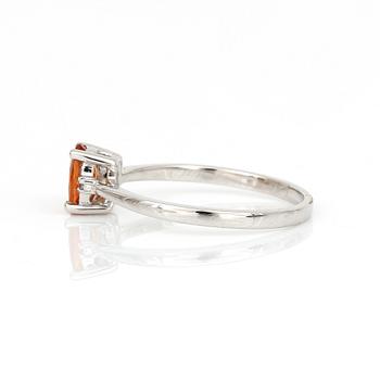 RING, 9K vitguld med ovalslipad orange safir, ca 0,44 ct samt diamanter, tot ca 0,01 ct. Total vikt ca 1,12 g.