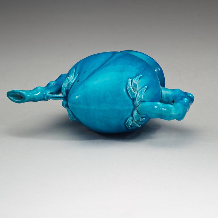 A turkoise glazed cadogan tea pot, Qing dynasty (1644-1912).