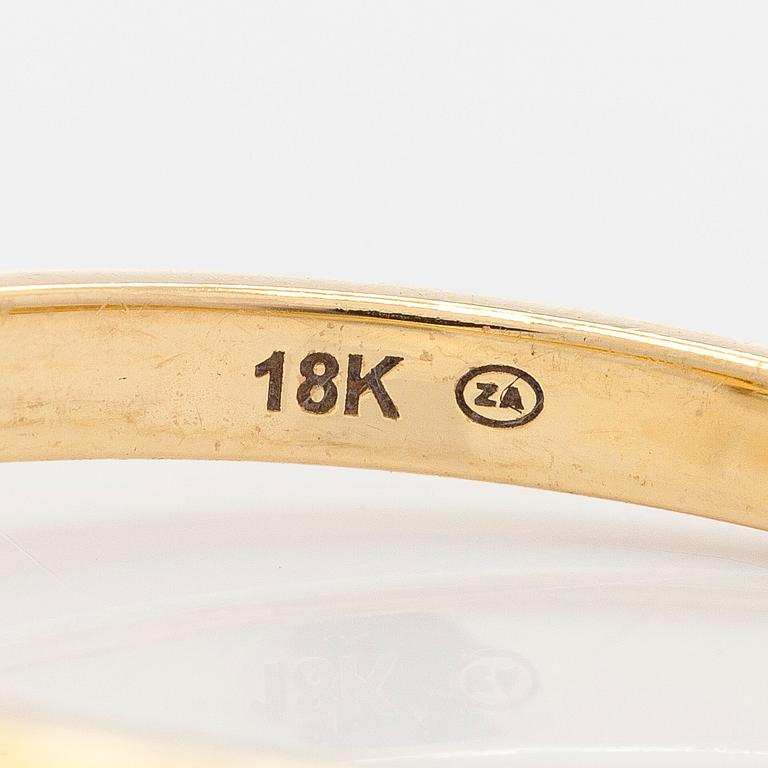 Ring in 18K gold, with a cushion-cut yellow diamond.