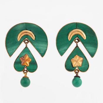 Earrings, a pair, gold with malachite.