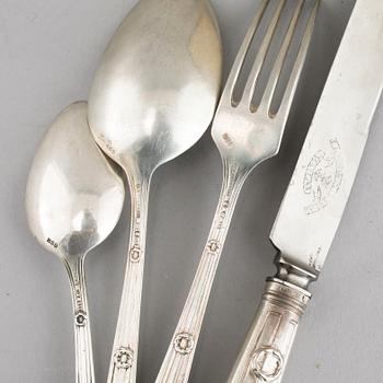 12 pieces of silverware, mid 19th / and early 20th century. Weight 635 g incl steel blade.