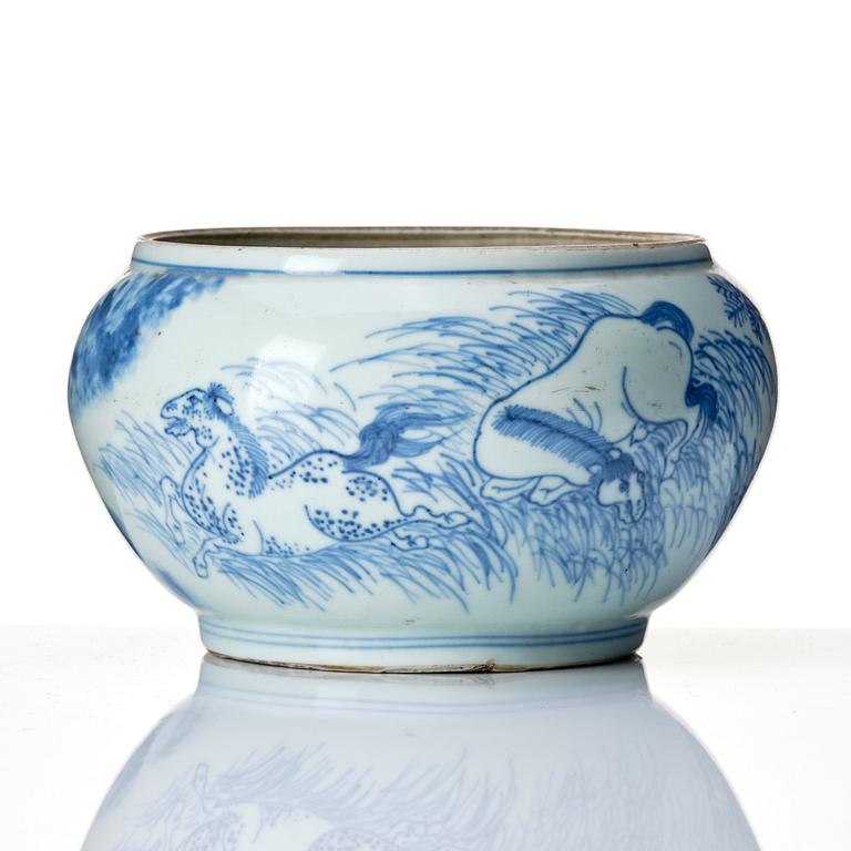 A blue and white pot, Transition, 17th century.