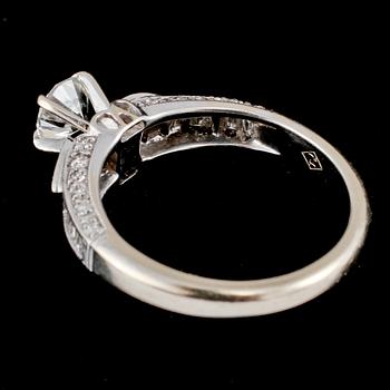 RING, 18k vitguld med briljantslipad diamant ca 0.5 ct samt 34 fasettslipade diamanter, 2000-tal. Vikt 5 g.