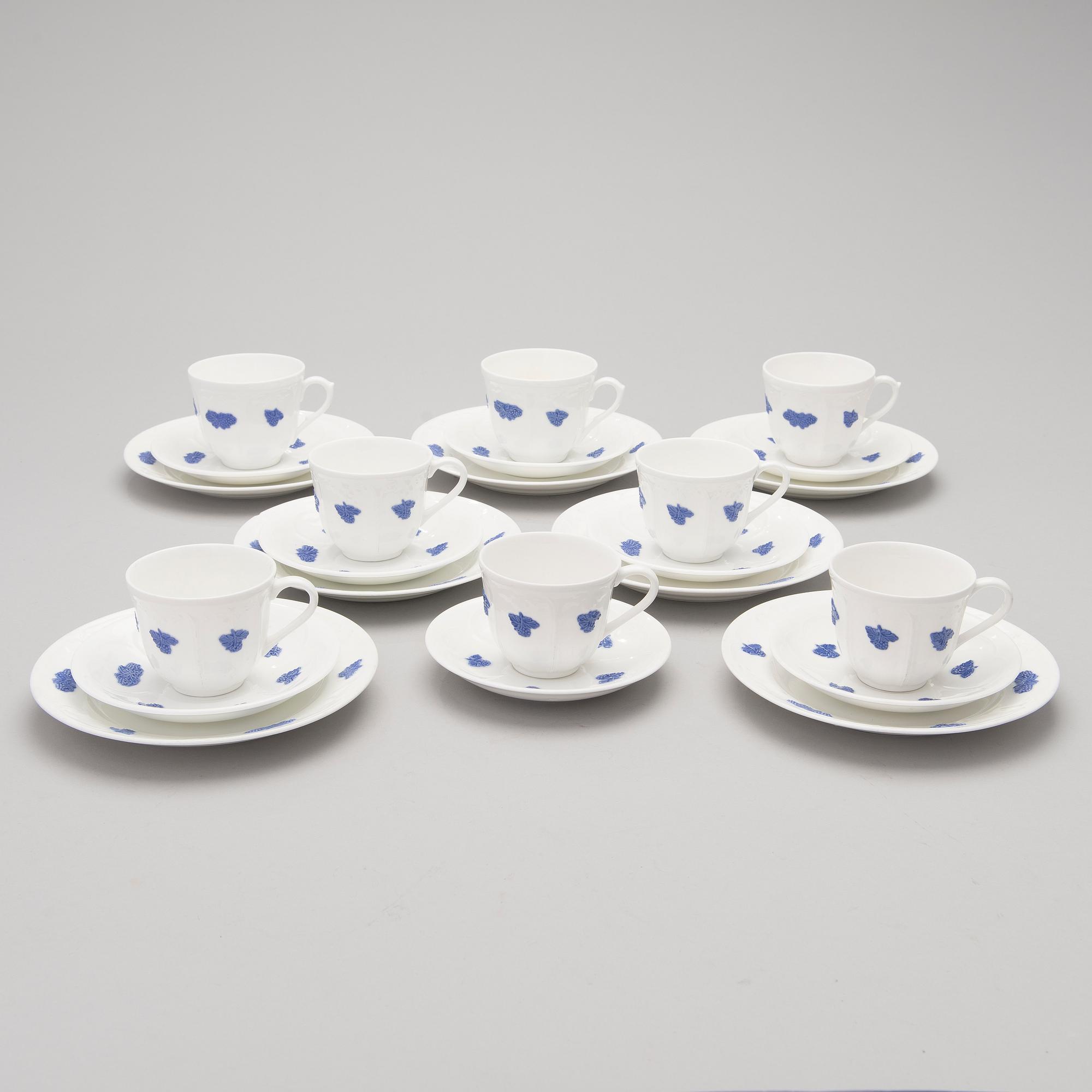 A 43-piece porcelain dinnerware set, "Blå blom", Gustavsberg.
