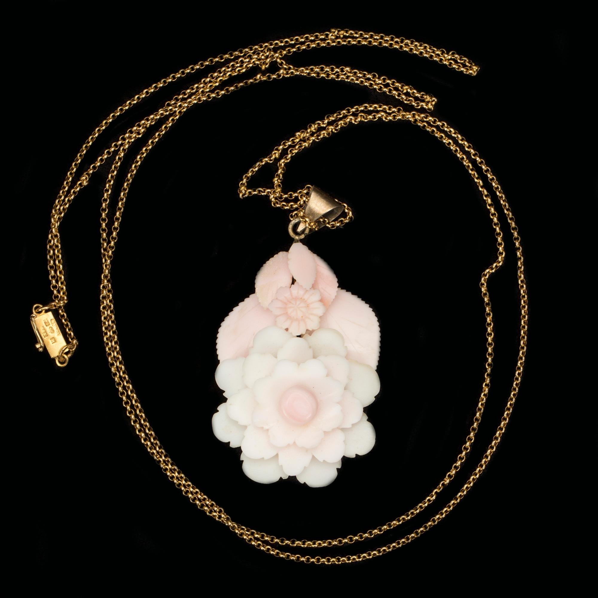 HALSBAND MED SNÄCKSKAL, 18 K. Sliten mästarstämpel, Malmö. 1915. Vikt ca 12 g.