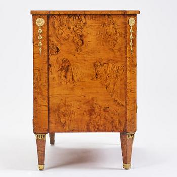 A late Gustavian burr-alder commode, early 19th century.