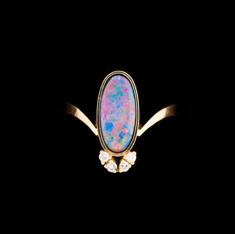 RING, 18 k guld med opal samt 4 briljantslipade diamanter. Carlberg Guldsmed Sonny, Sölvesborg, 1988. Vikt ca 4g.