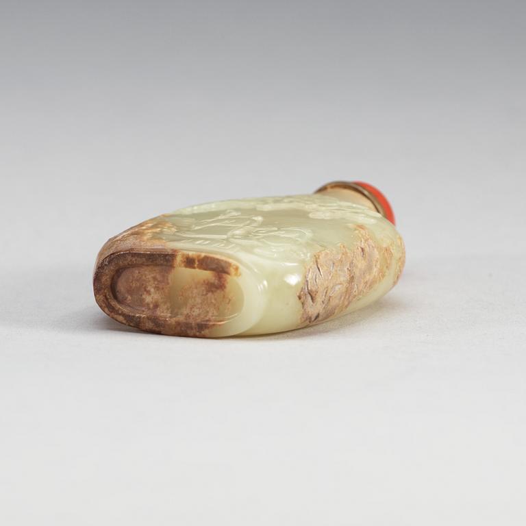 A finely carved nephrite snuff bottle with stopper, Qing dynasty (1644-1912).