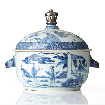 A blue and white tureen with cover, Qing dynasty, Qianlong (1736-95).