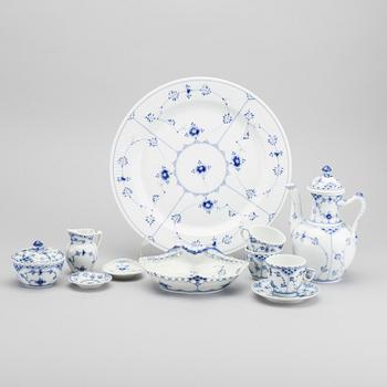 A SET OF 17 PIECES ROYAL COPENHAGEN "MUSSELMALET" PORCELAIN, Denmark.