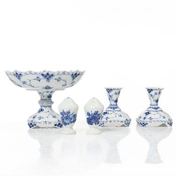 Royal Copenhagen, a set of five porcelain pieces, 'Musselmalet' / 'Blue Fluted' and 'Blå blomst', Denmark.