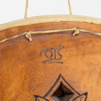 Olof Tomas Svonni, trumma, signerad .