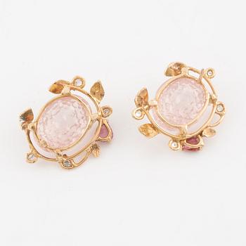 Earrings, Mandelstam, 18K gold with carved rose quartz, pink tourmalines, and brilliant-cut diamonds.