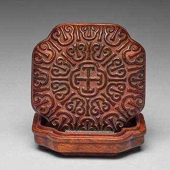 A carved wooden box with cover, late Qing dynasty.