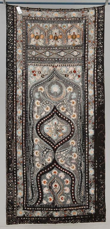 DRAPERI, ull samt silke, Östeuropa, tidigt 1900-tal. Ca 265x121.