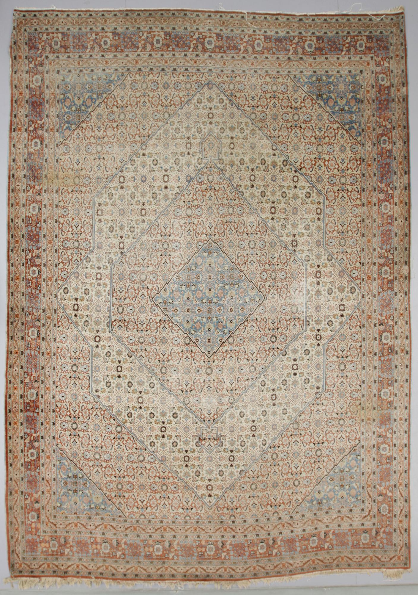MATTA, antik Täbris. Ca 409 x 307 cm.