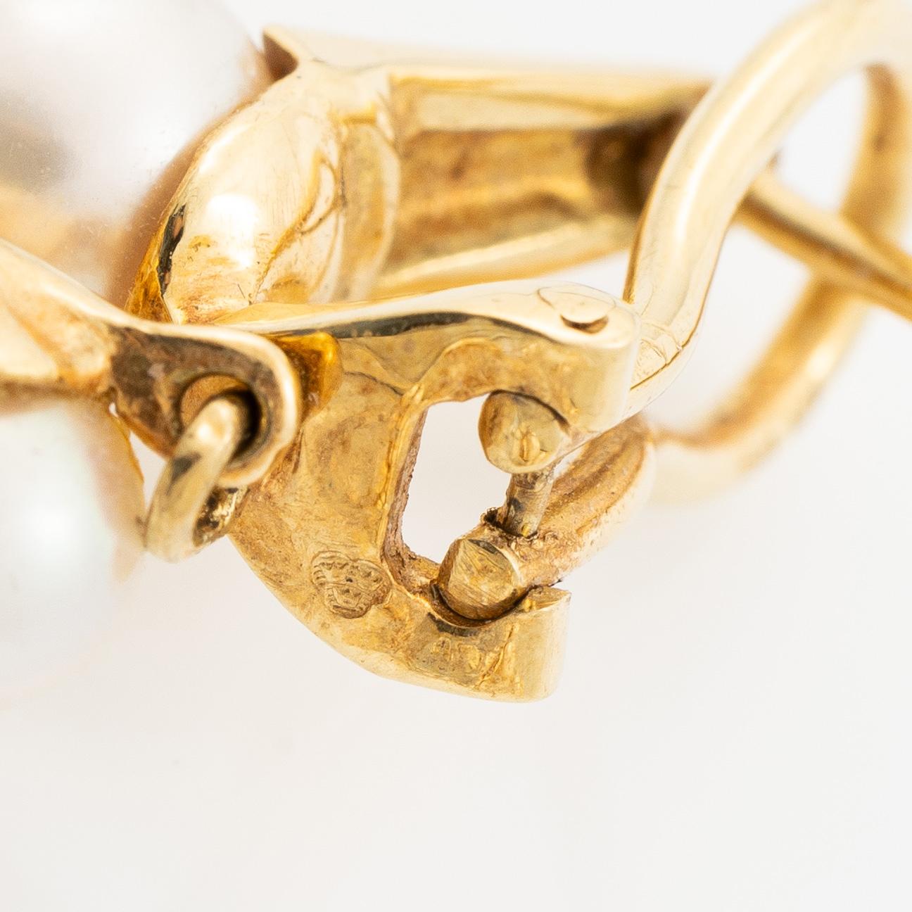 Örhängen, ett par 18K guld med odlade pärlor och briljantslipade diamanter.