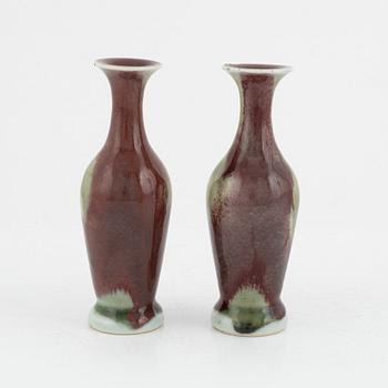 Vaser, ett par, porslin. Qingdynastin.