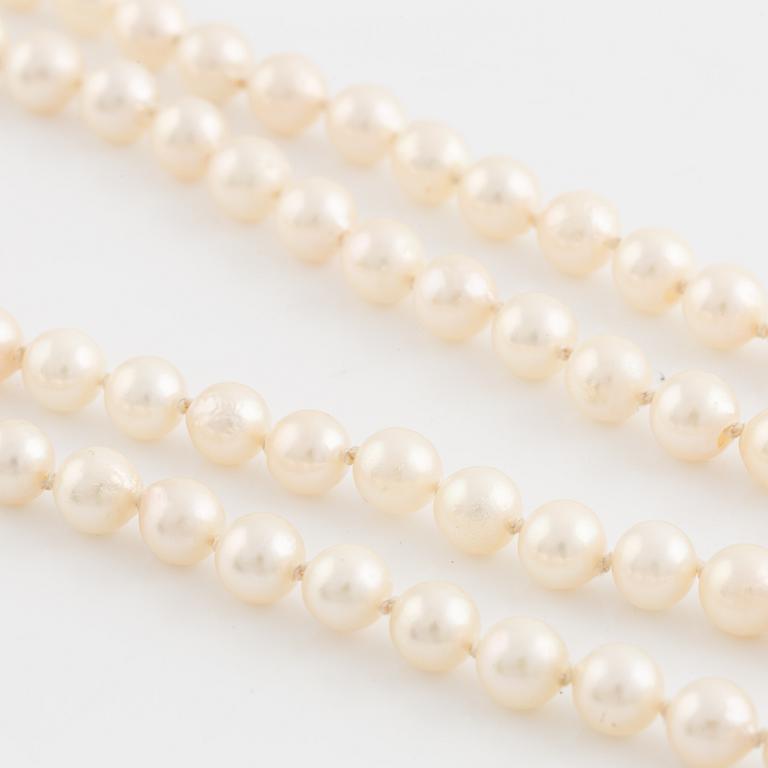 Cultured pearl necklace, clasp 18K gold with brilliant cut diamonds.