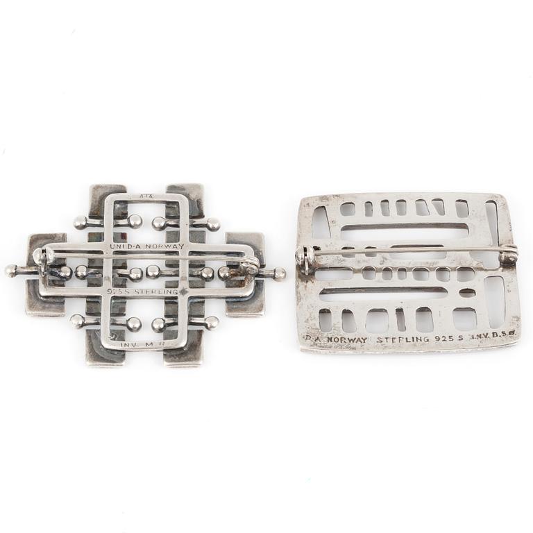 BROSCHER, 2 st, Marianne Berg samt Björn Sigurd Østern för David Andersen, Norge, 1960-70-tal.