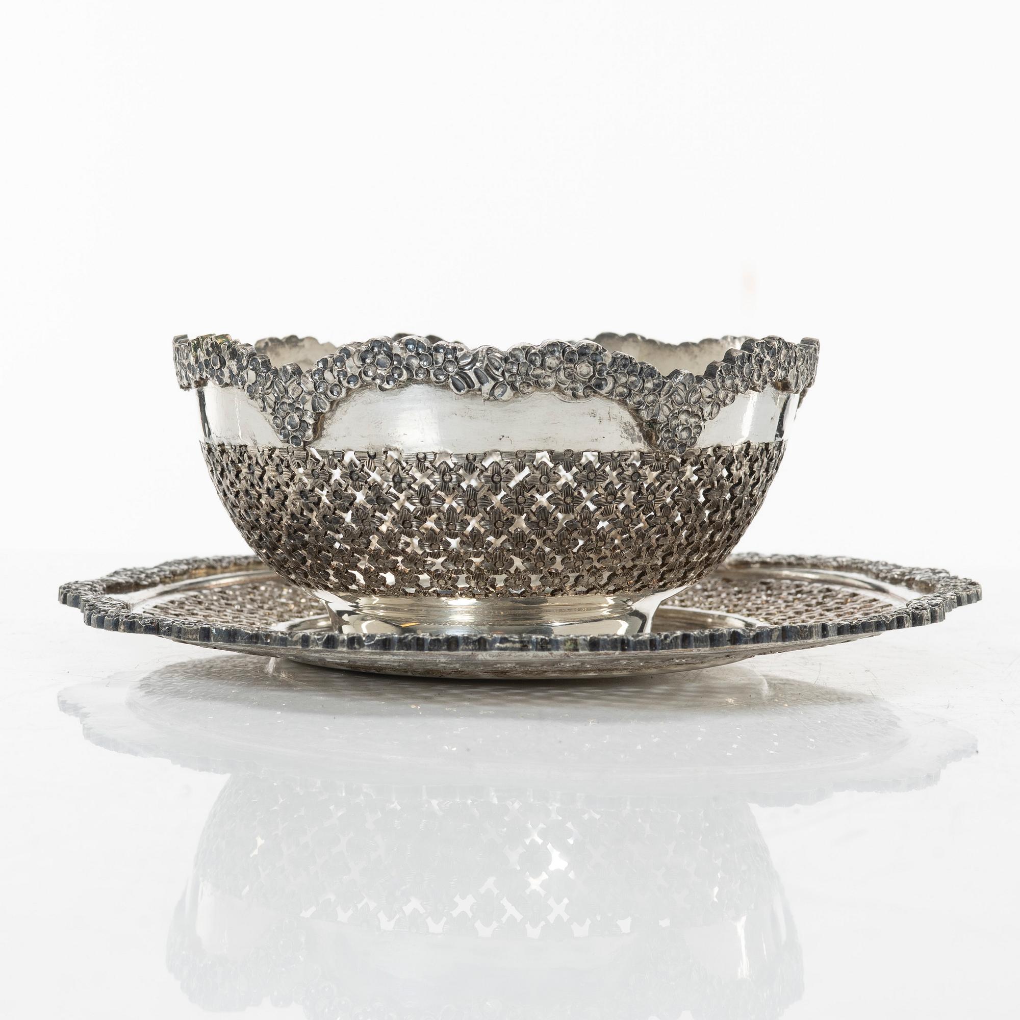 Skål på bricka, silver, Persien (Iran), 1900-tal.