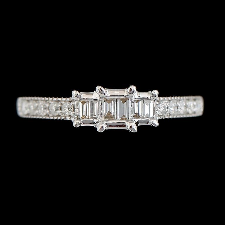 RING, 10K vitguld, baguett- och briljantslipade diamanter tot ca 0.48 ct. Vikt ca 2 g.
