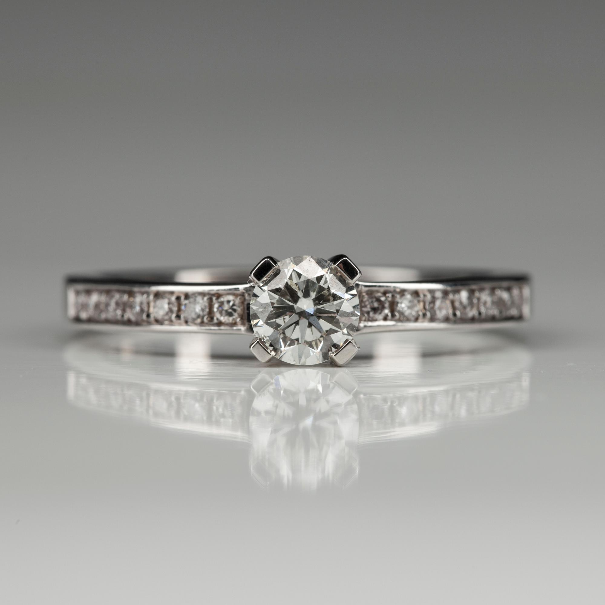 RING, vitguld 14K, med briljantslipade diamanter. Mittstenen 0,40 ct, sidostenarna tot. 0,14 ct. Vikt 3,3 g. Intyg.