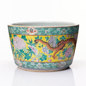 A large enamelled four clawed dragon flower pot, Qing dynasty, circa 1900.