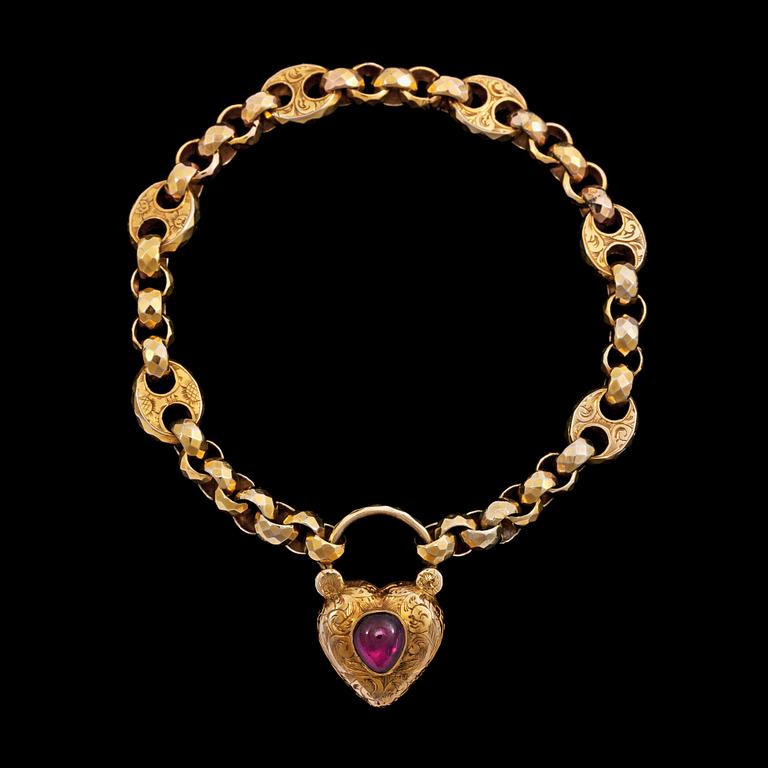 ARMBAND, länk med hänglås i form av hjärta med cabochonslipad granat, 1800-talets andra hälft.