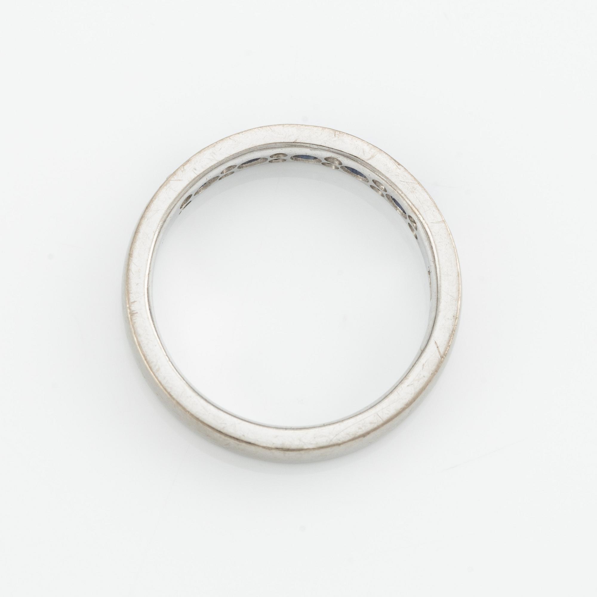 Ring, Strömdahls, 18K white gold with sapphire and brilliant-cut diamonds.