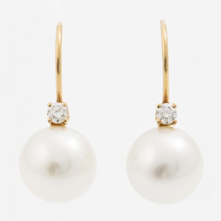 Earrings in 18K gold with white cultured South Sea pearls and brilliant-cut diamonds.
