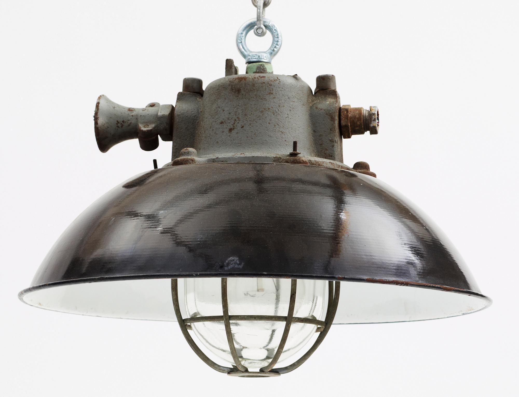 INDUSTRILAMPA, plåt, 1900-talets mitt. H 35(exkl kedja).