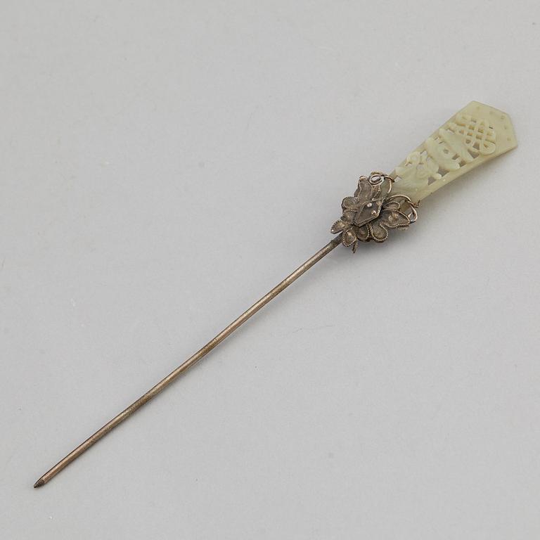 A nephrite and metal hair pin, late Qing dynasty, circa 1900.